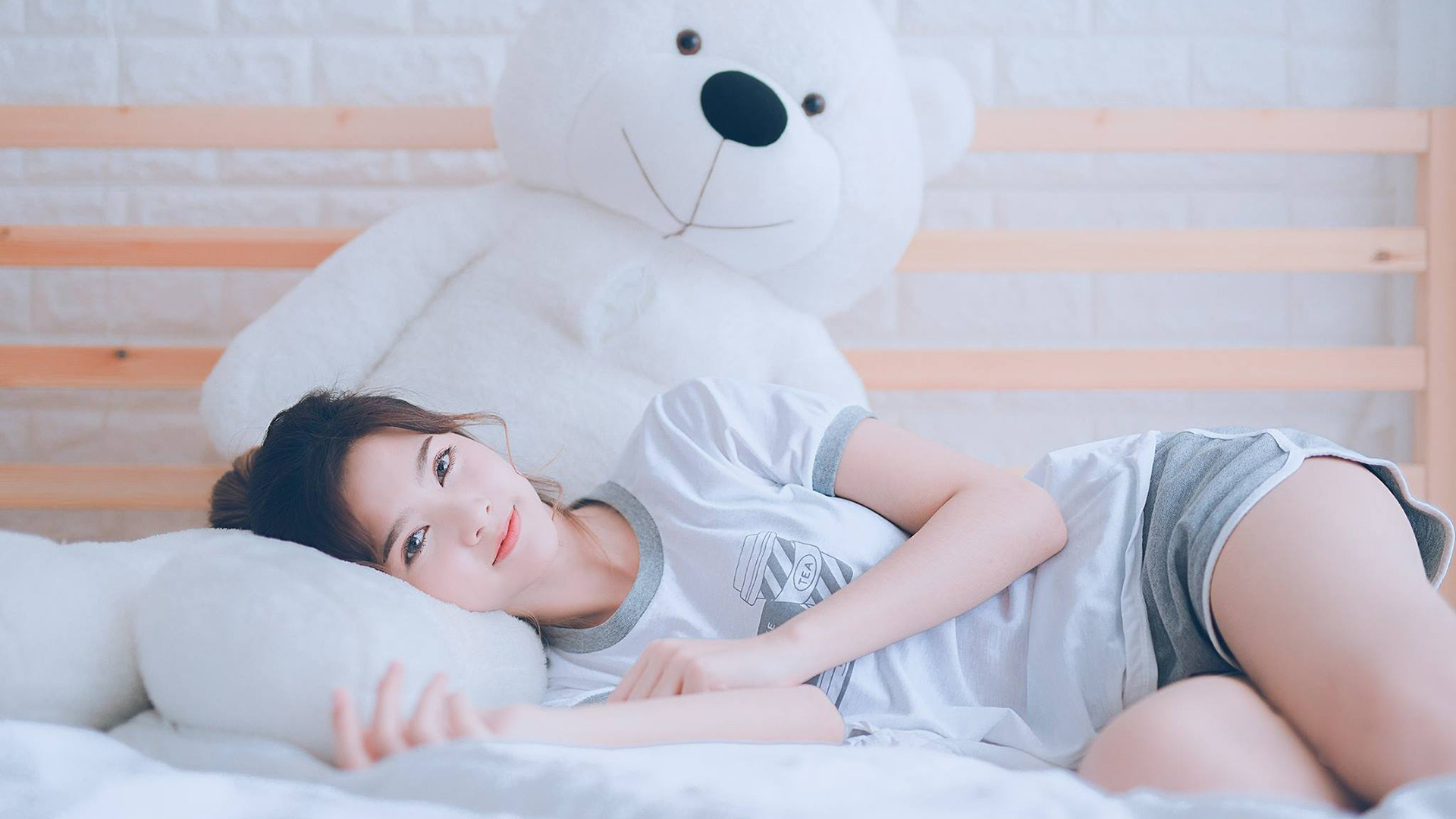 赛道上的沉默英雄,佩雷兹单骑救主,迈凯伦鏖战阿斯顿马丁上演惊天逆转