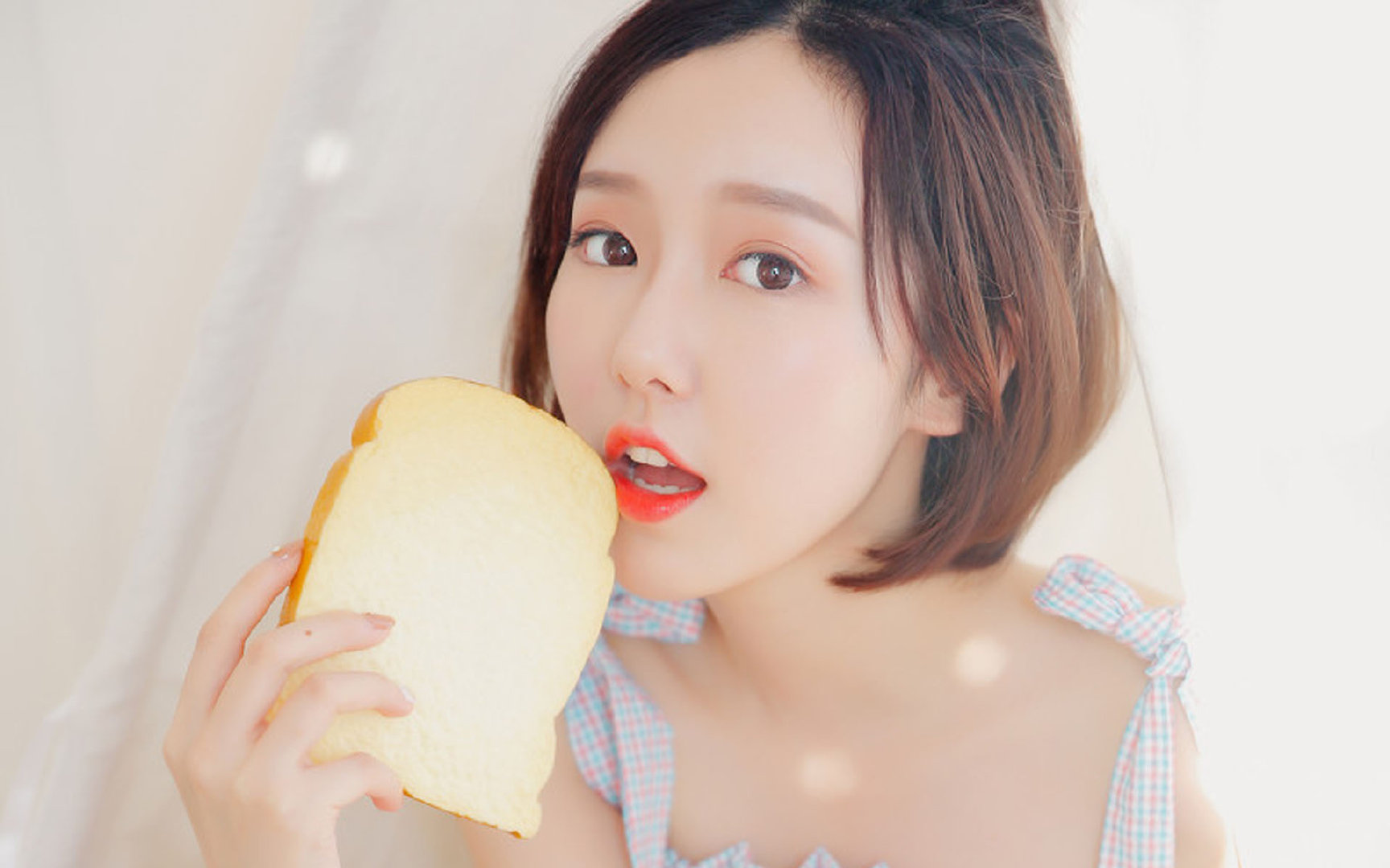 2066，我在旧报纸上，同时见证了两场奇迹